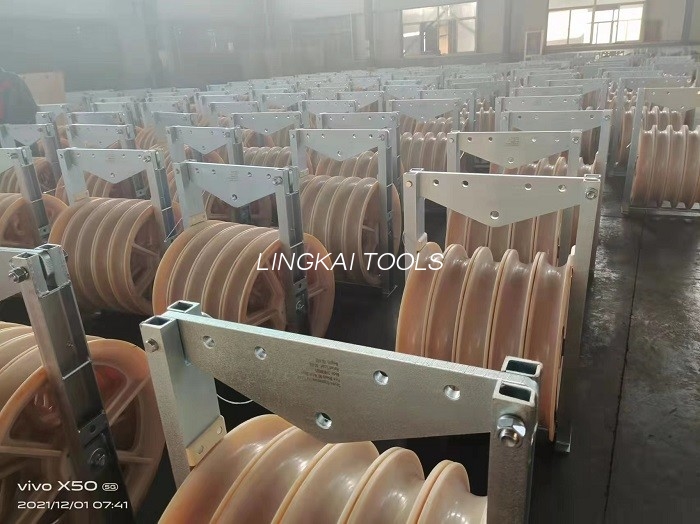 508 X 75 Mm Tiga Sheaves Jalur Transmisi Mc Nylon Konduktor Stringing Blok Pilot